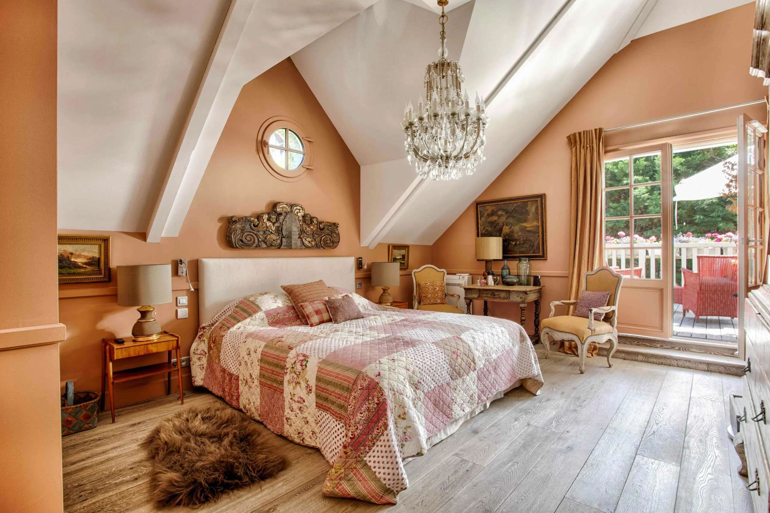SDB 2 Chambre de prestige avec décoration baroque et vue sur jardin dans une propriété d'exception gérée par conciergerie près de Deauville