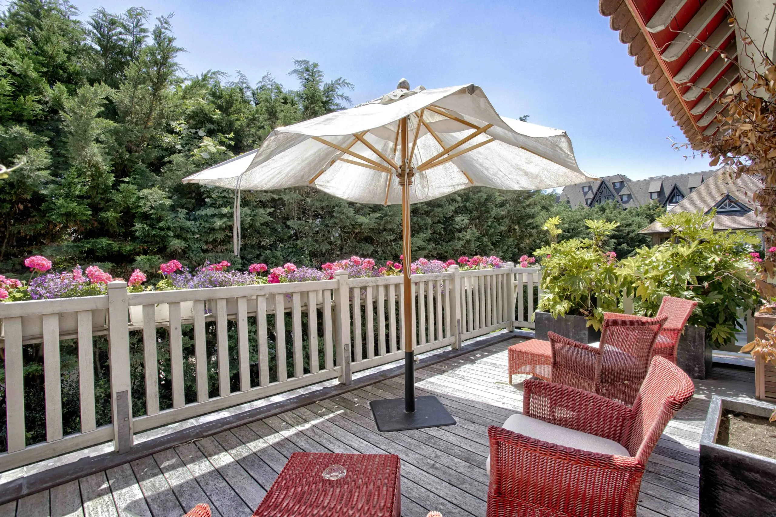 Terrasse chambre master 1er - 3 ET 1er - 2 Terrasse privative fleurie avec salon de jardin en rotin dans une villa de luxe gérée par conciergerie à Deauville