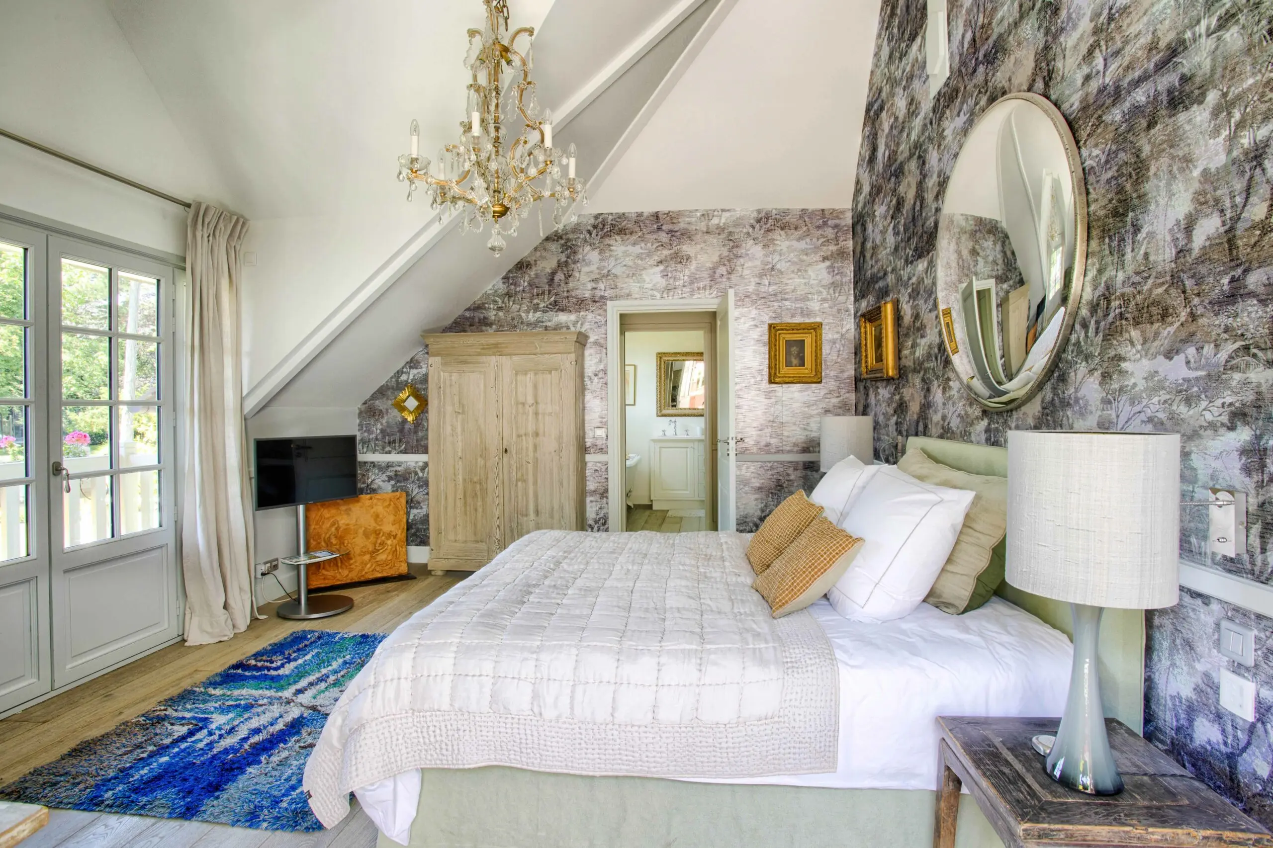 SBD 3 Chambre de caractère avec armoire ancienne et accès terrasse dans une propriété d'exception gérée par la conciergerie privée de Deauville