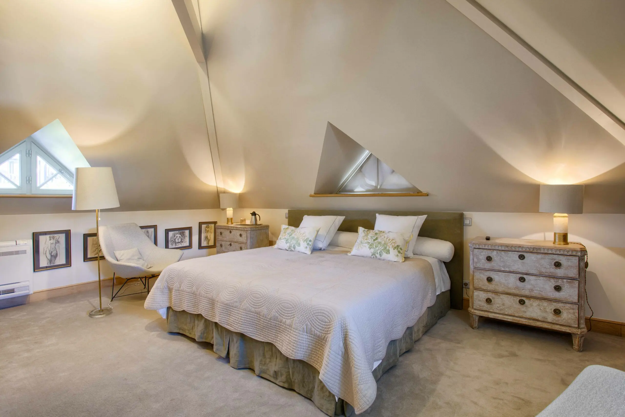 Chambre 1er - 2 Suite épurée et confortable sous charpente apparente avec commode ancienne dans une villa de prestige en conciergerie à Deauville