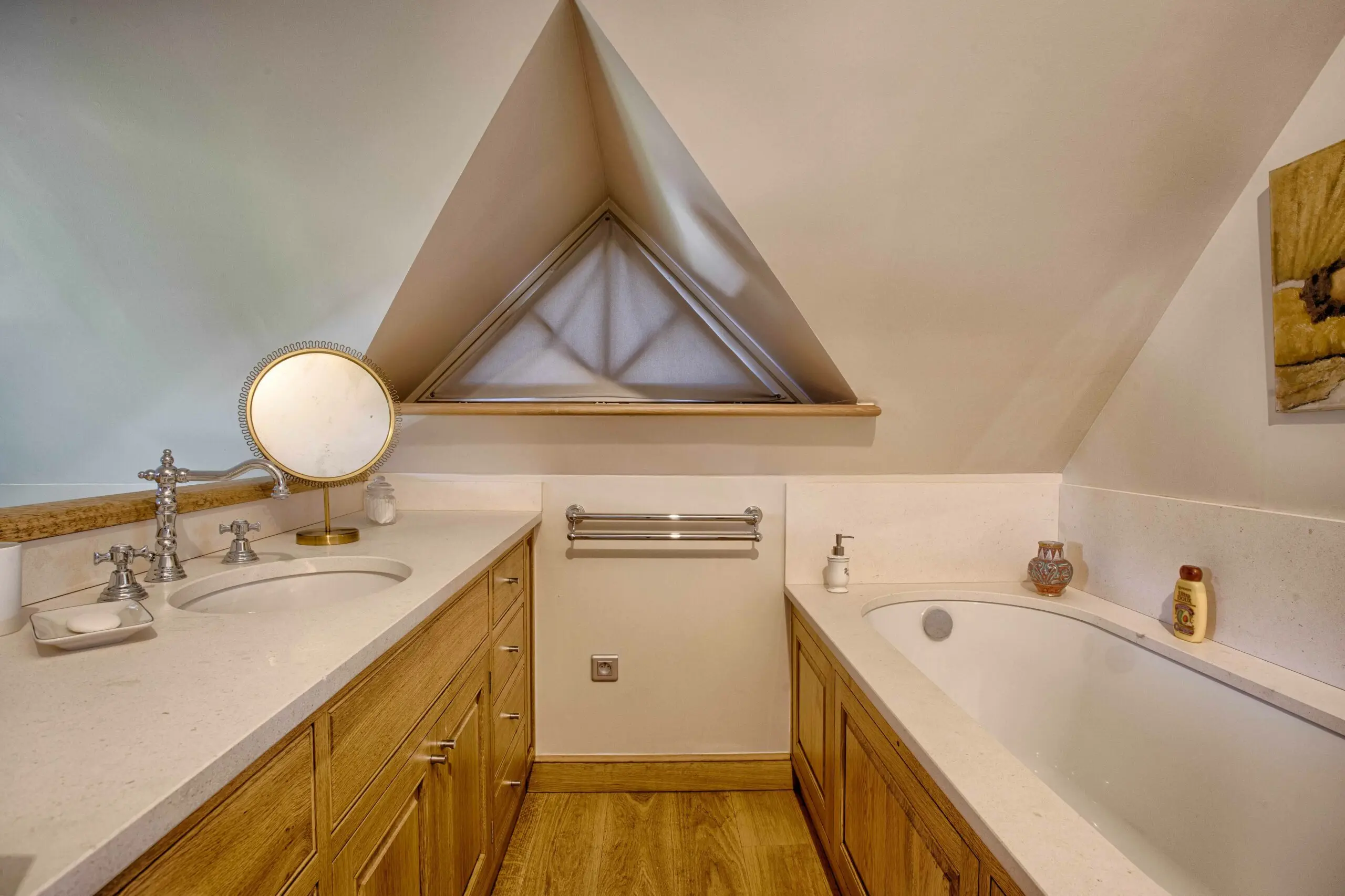 Chambre 1er - 3 Salle de bain de prestige avec robinetterie rétro et lucarne triangulaire dans une propriété d'exception gérée par conciergerie privée Deauville