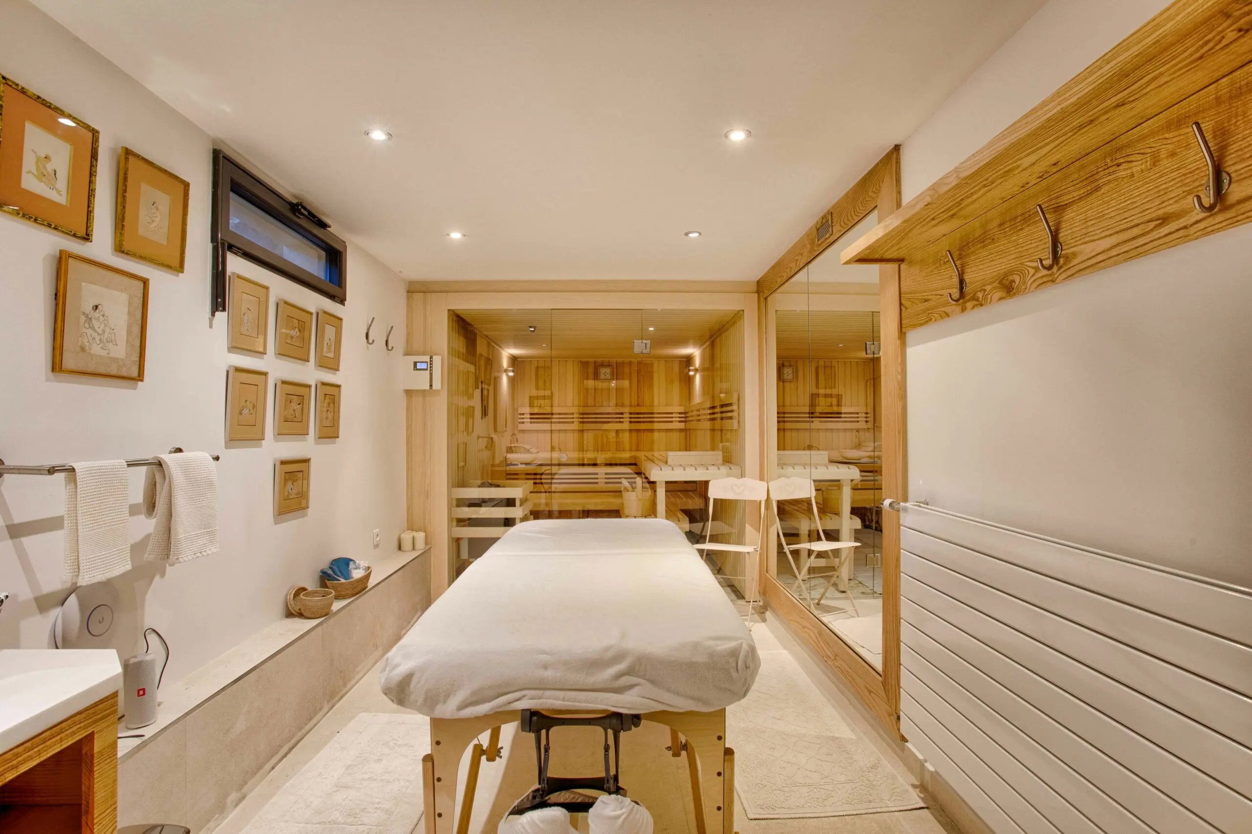 SPA Espace spa privatif avec sauna et table de massage dans une villa de prestige gérée par conciergerie à Deauville