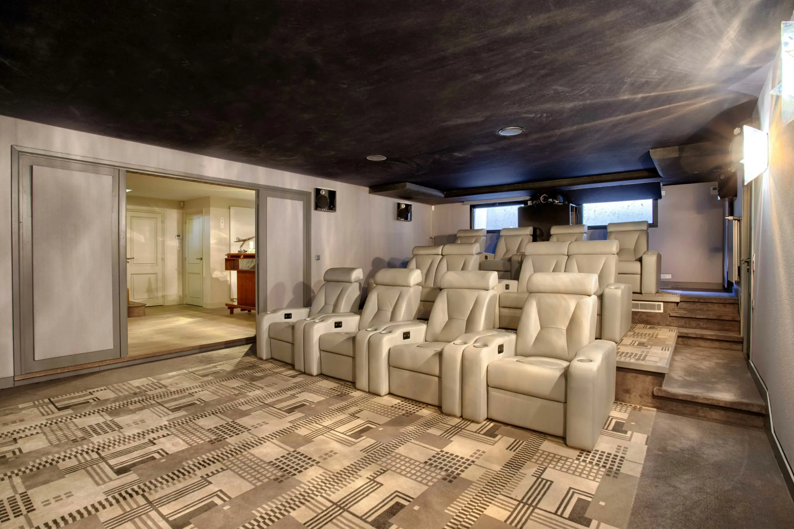 Home cinéma Home cinéma haut de gamme avec sièges relax et sono premium dans une propriété d'exception en conciergerie près de Deauville