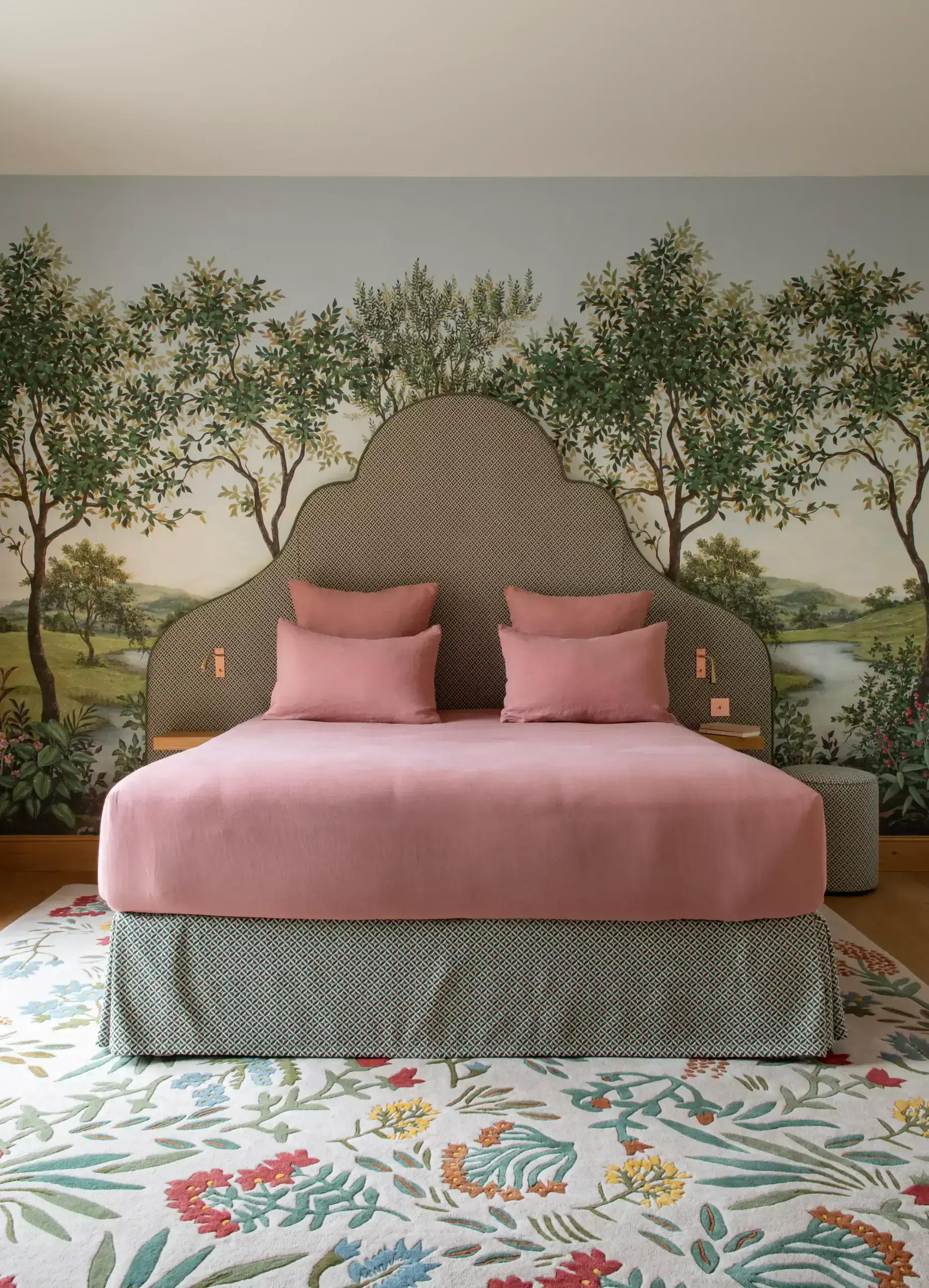 1ère Suite - chambre 1er étage Suite prestige avec lit king-size et fresque panoramique dans une propriété d'exception gérée par conciergerie de luxe en Normandie