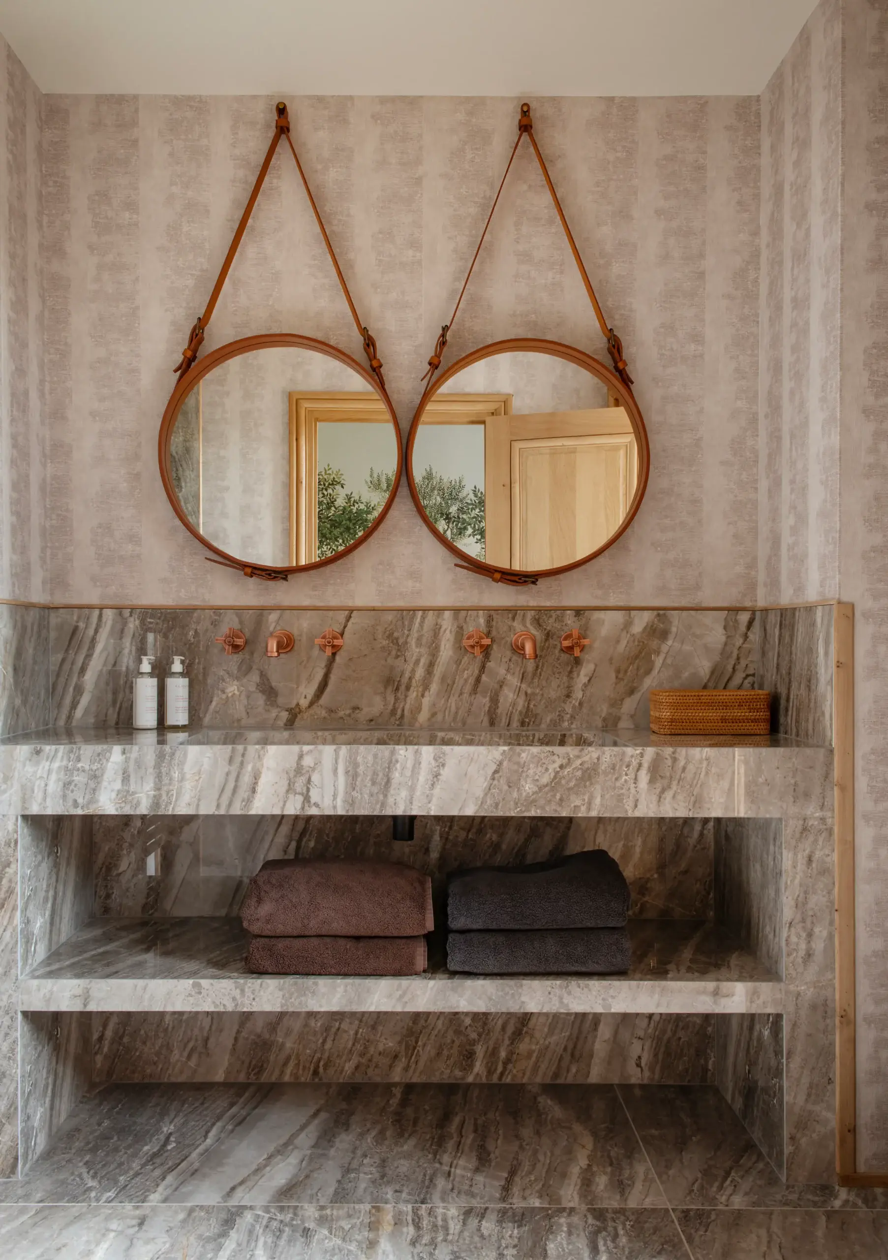 1ère Suite - salle de bain Salle de bain haut de gamme avec miroirs en cuir style Adnet et plan de marbre veiné dans une demeure d'exception près de Deauville