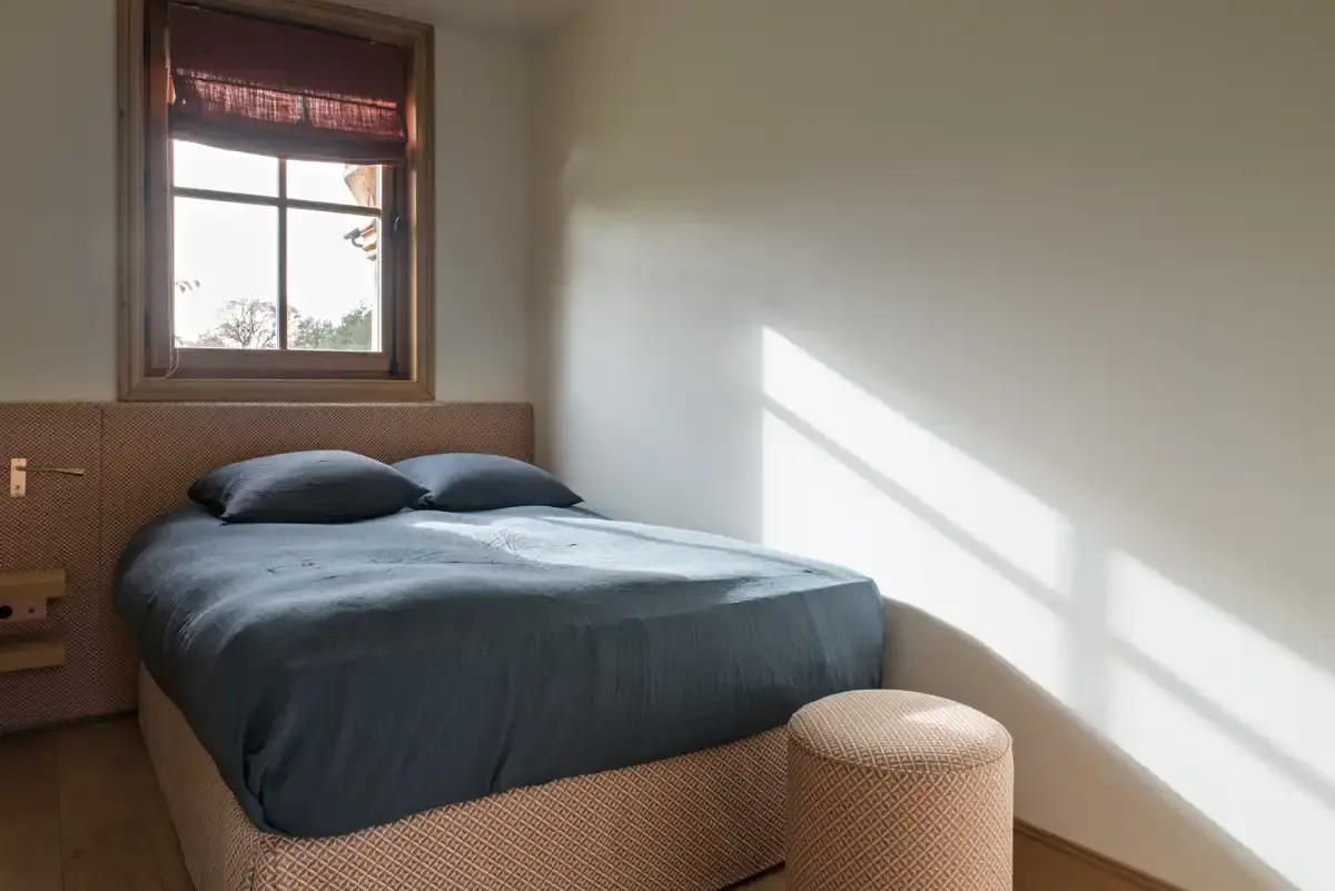 Chambre 3 Suite cosy avec literie premium et fenêtre sur parc dans une propriété d'exception accessible via conciergerie de luxe en Normandie