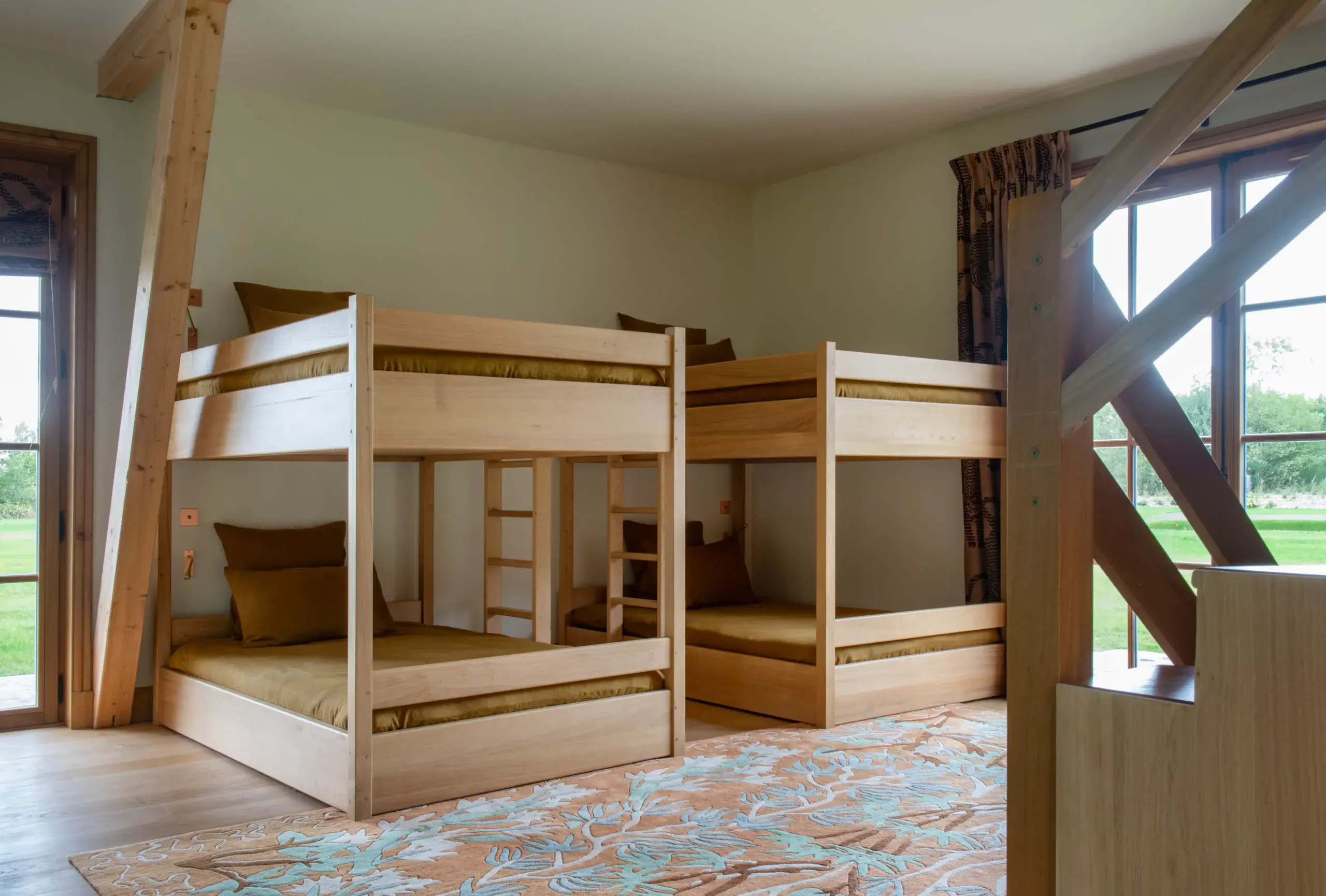 Dortoir - 1er étage Dortoir familial de prestige avec lits superposés en bois massif et vue sur parc dans une demeure normande gérée par conciergerie de luxe