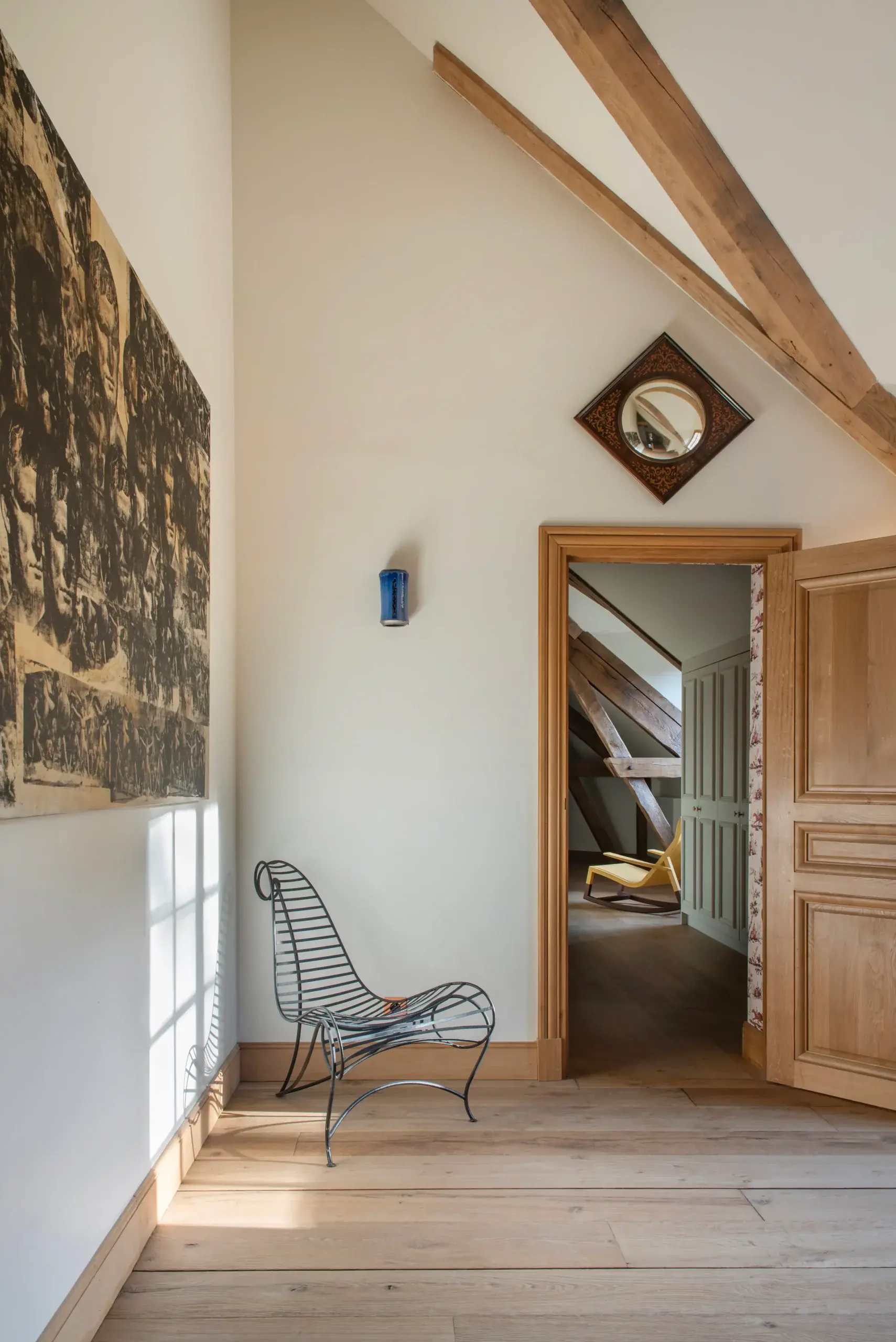 Dortoir - Couloir Couloir d'artiste avec grande œuvre contemporaine et charpente apparente dans une demeure de prestige gérée par conciergerie de luxe en Normandie