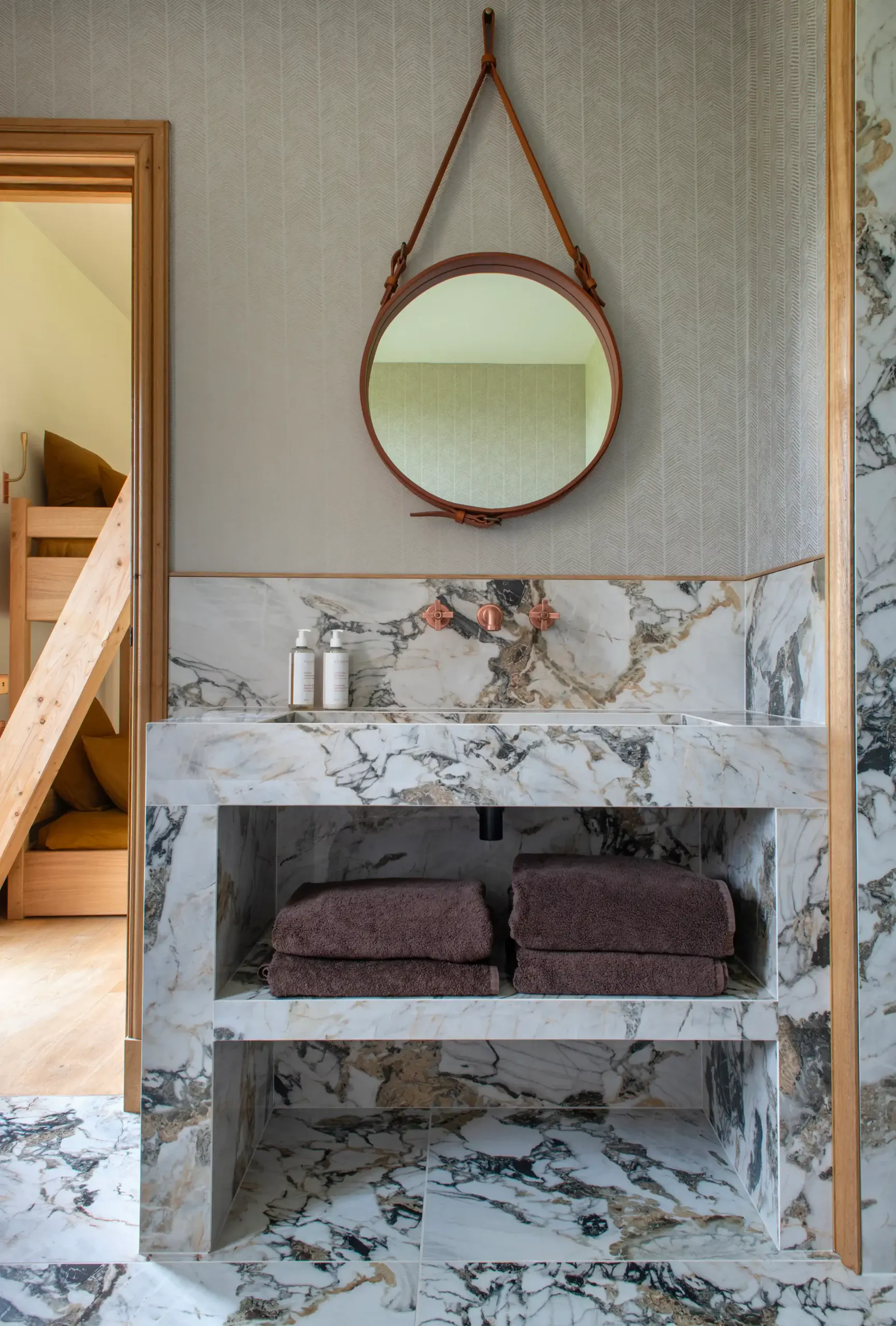 Dortoir - Évier Salle de bain de prestige avec vasque en marbre et robinetterie cuivrée dans une propriété d'exception accessible via conciergerie privée près de Deauville