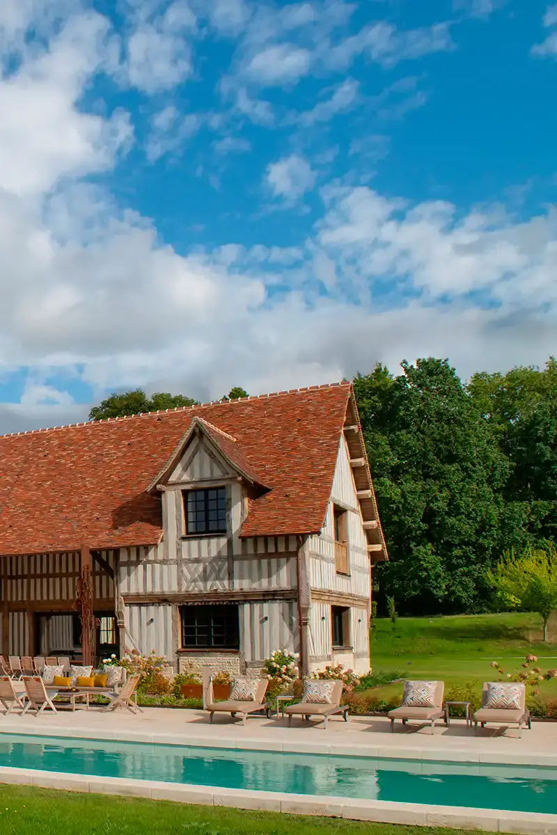 Villa La Coquetière Propriété de prestige en Normandie avec piscine privée et architecture colombages, accessible à la location via conciergerie privée