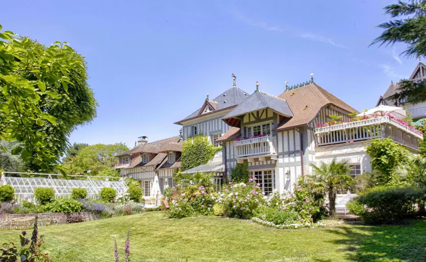 Maison d'amis Villa normande de prestige avec jardin fleuri et serre victorienne, propriété d'exception gérée par la conciergerie privée de Deauville