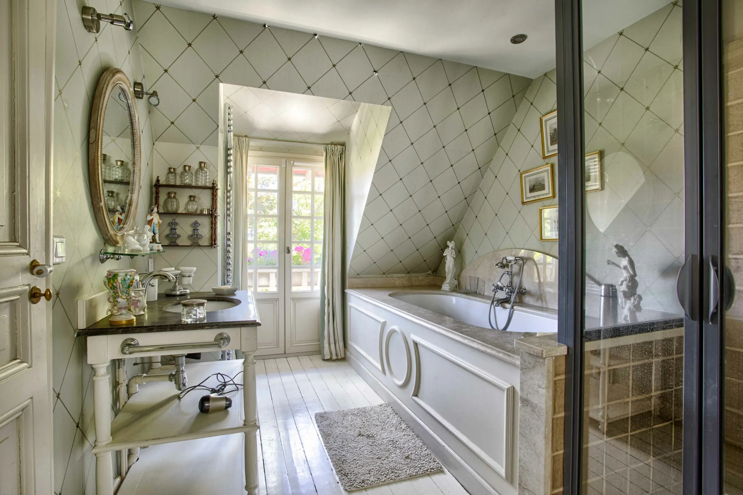 SBD Chambre 2ème - 1 Salle de bain de prestige avec vasque ancienne et douche dans une propriété de luxe gérée par conciergerie près de Deauville
