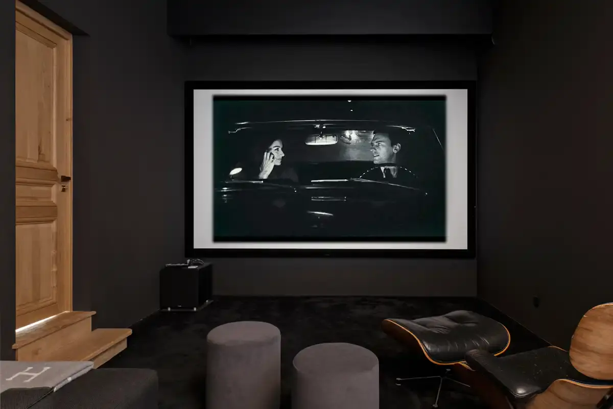 Salle de cinéma Home cinéma premium avec grand écran et assises design dans une propriété normande haut de gamme accessible via conciergerie privée près de Deauville
