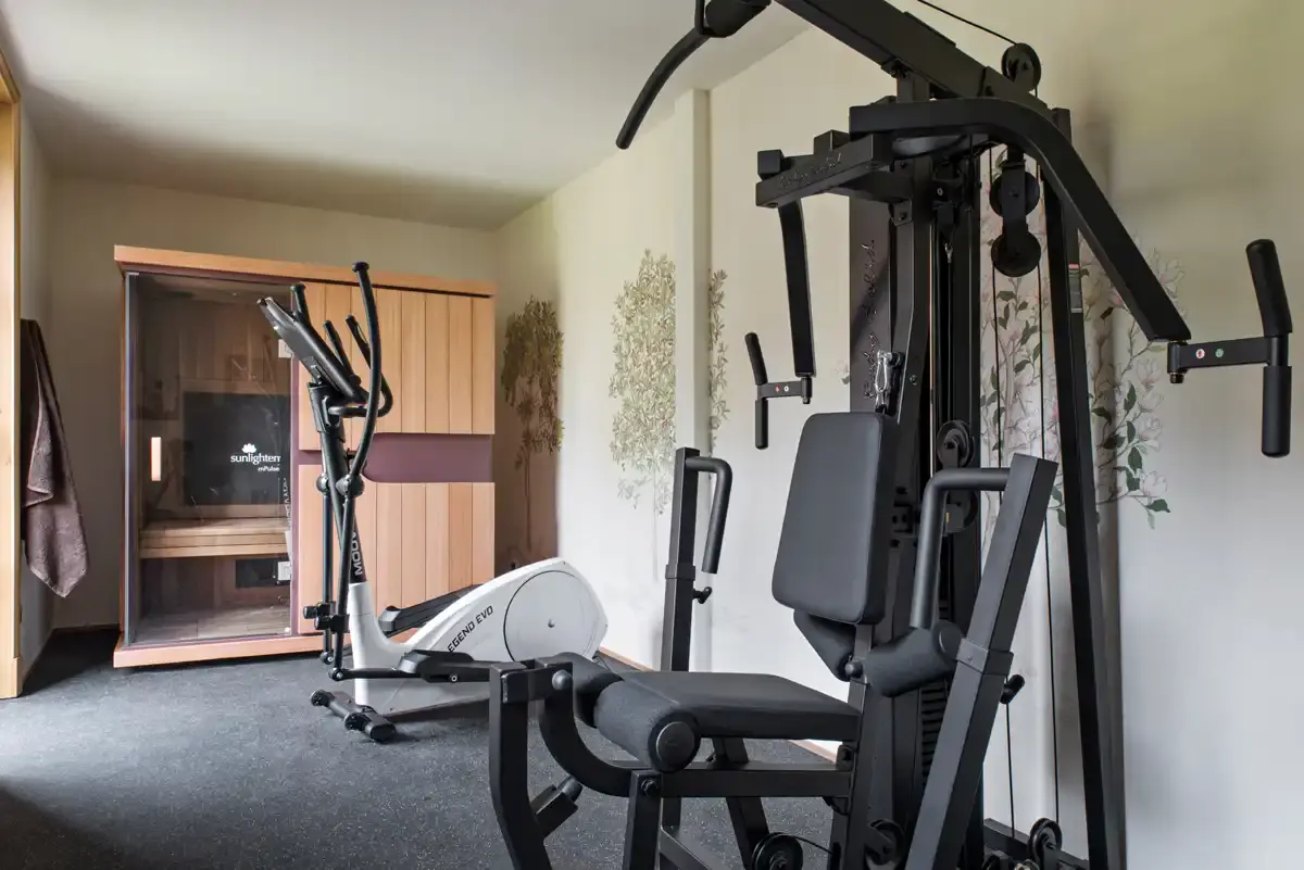 Salle de sport et sauna Salle de sport privative avec sauna infrarouge et appareils de musculation dans une demeure de prestige gérée par conciergerie de luxe en Normandie
