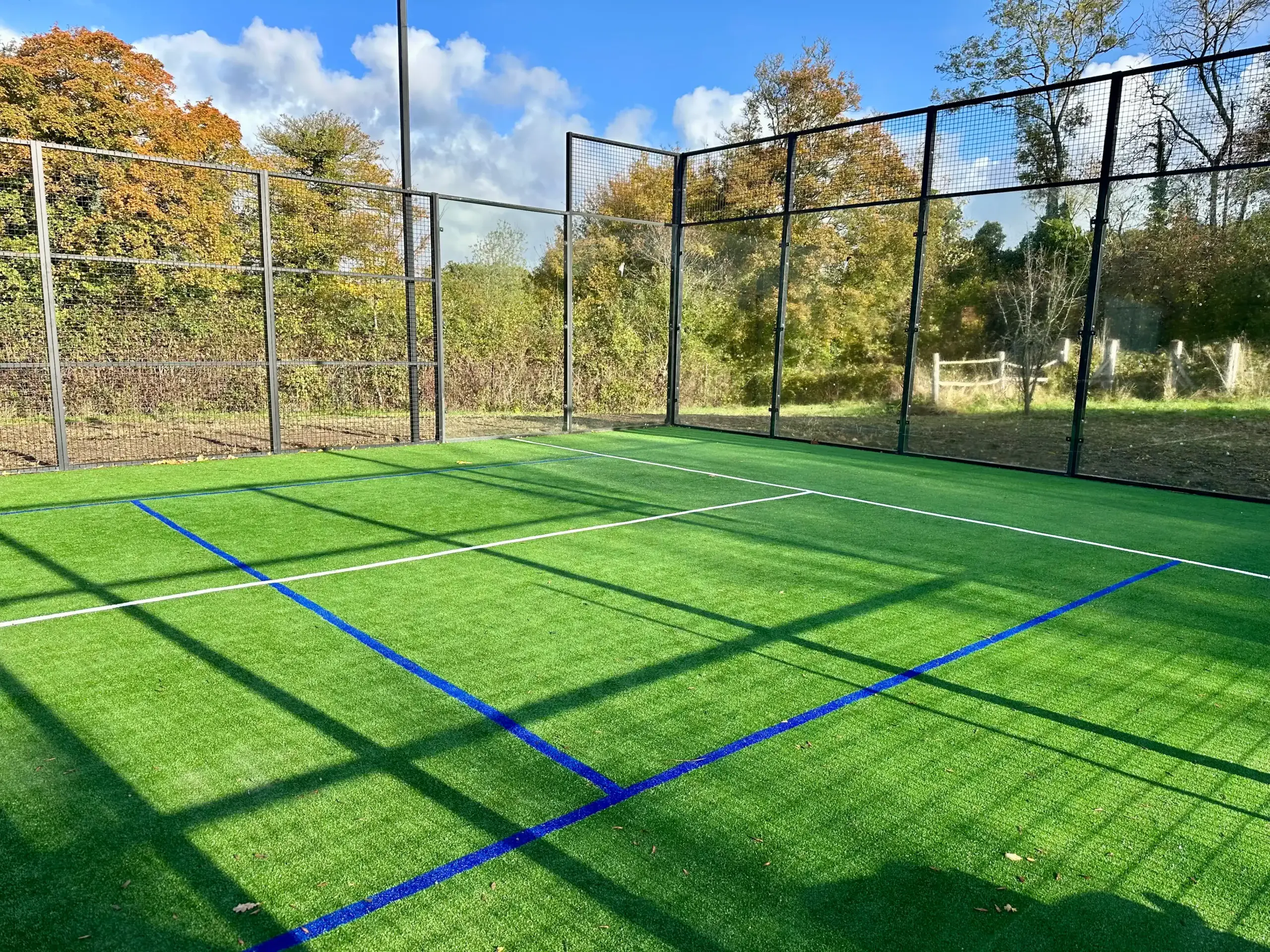 Terrain de Padel Court de padel privé en gazon synthétique dans une propriété d'exception gérée par conciergerie de luxe en Normandie
